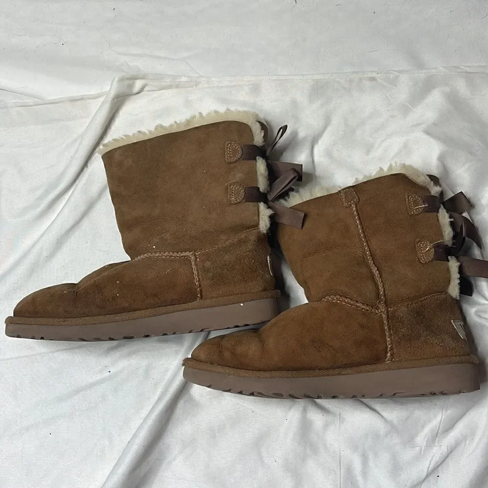 UGG Kids Bailey Bow II Chestnut Short Boots. Size 3.